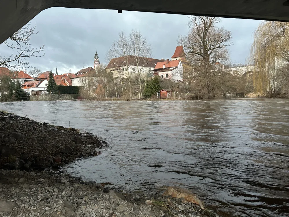 Déšť opět zvedl Vltavu v Českém Krumlově. Na jihu Čech platí výstraha před povodněmi