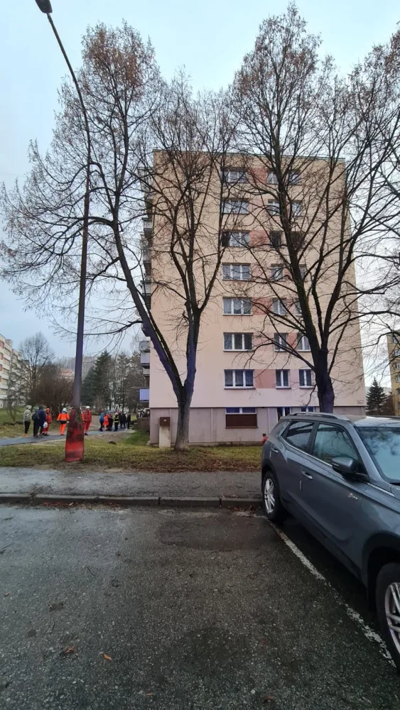 V Českém Krumlově hořel panelový dům. Jeden člověk se nadýchal zplodin