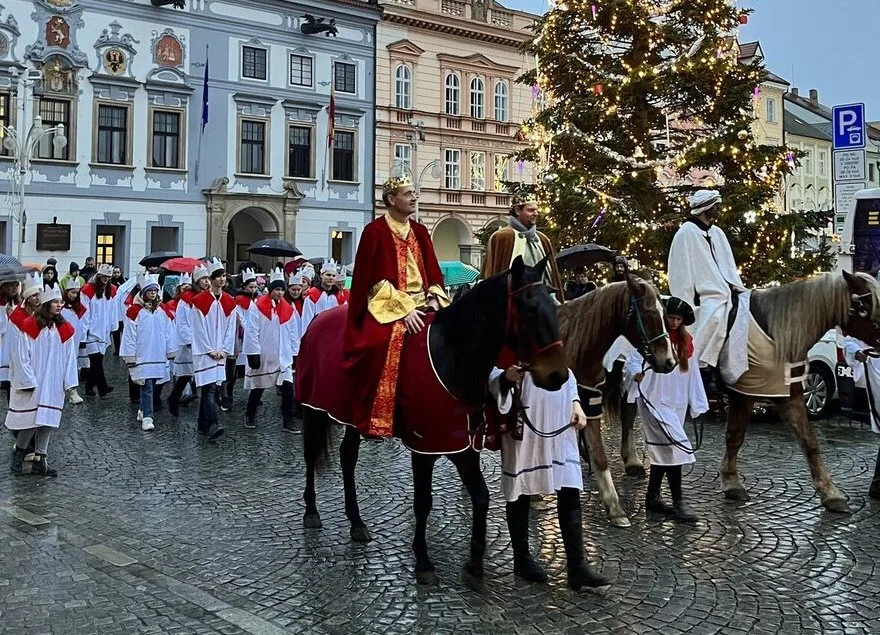 Tříkráloví koledníci vyrazili do ulic s téměř dvěma a půl tisíci zapečetěnými pokladničkami