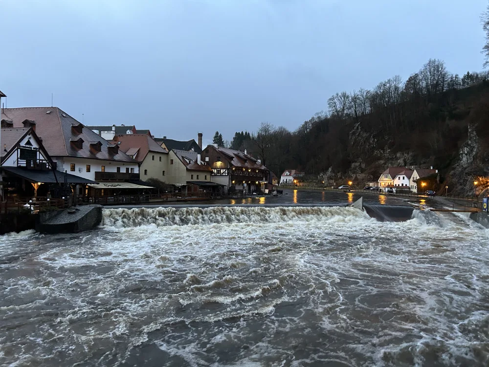 Tak vypadal Český Krumlov koncem pracovního týdne. V uplynulých dnech se tam hladina pohybuje mezi druhým a třetím stupněm povodňové aktivity.