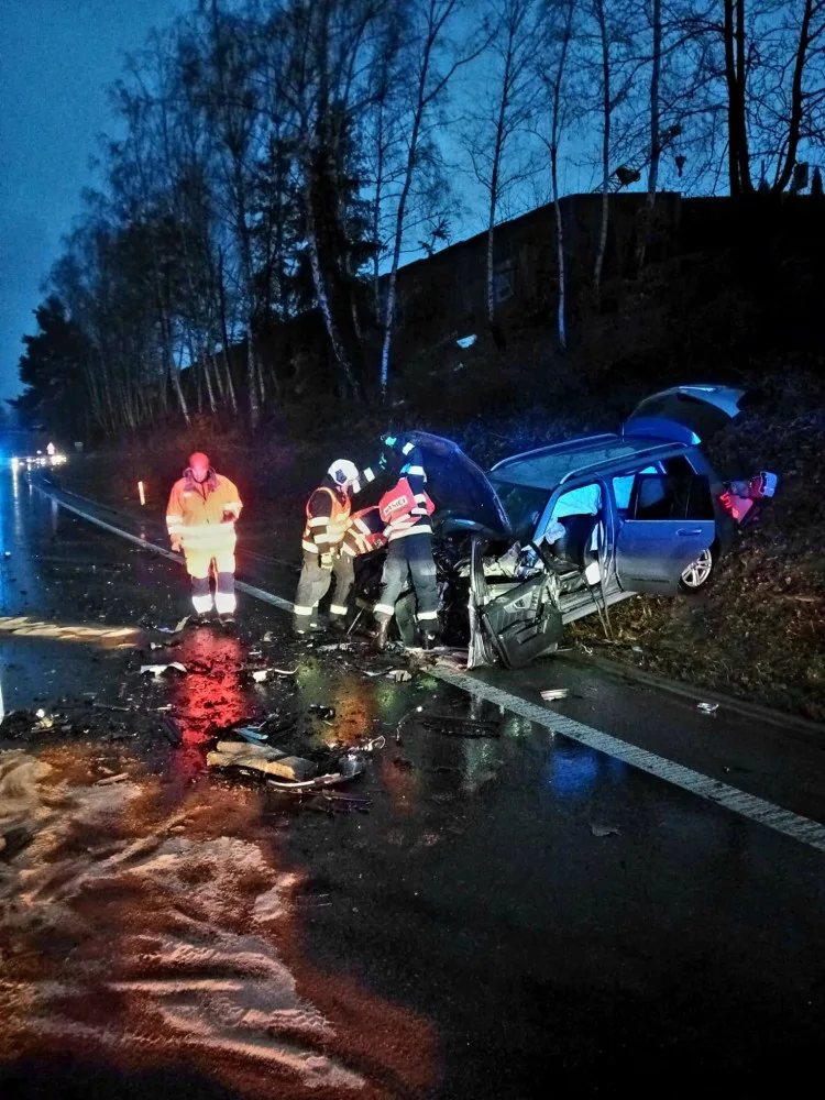 Silnici mezi Českými Budějovicemi a Krumlovem uzavřela nehoda. Řidička zraněním podlehla