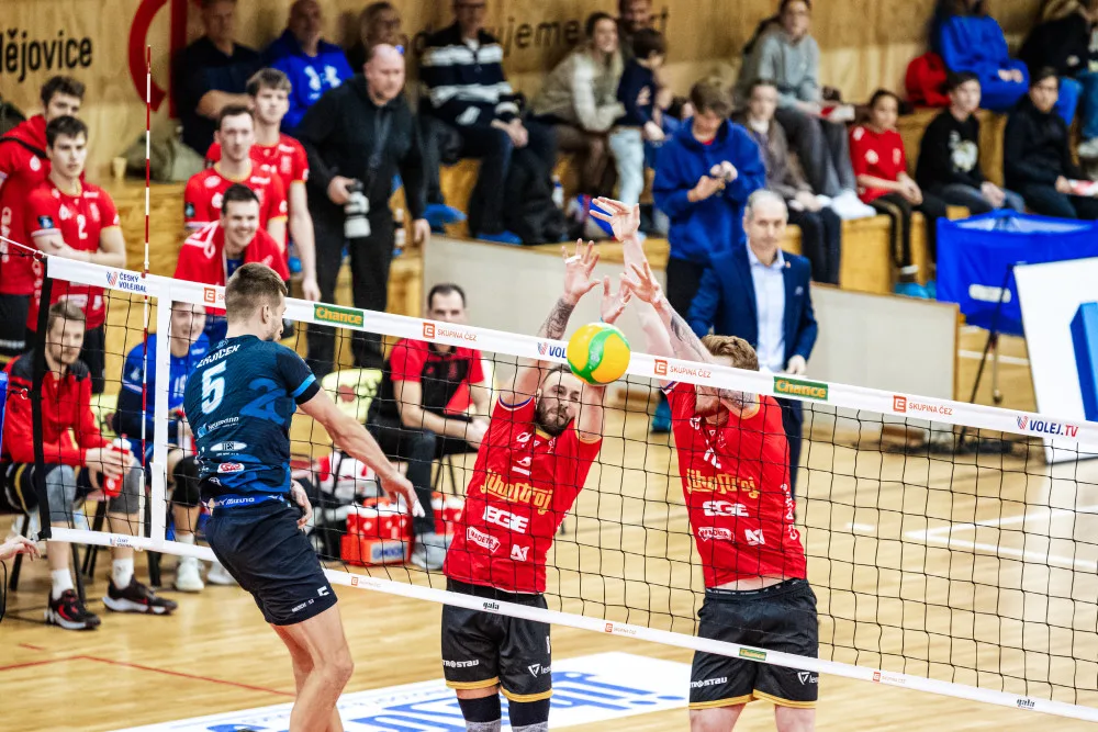 Jihostroj ve šlágru přejel silné Kladno 3:0