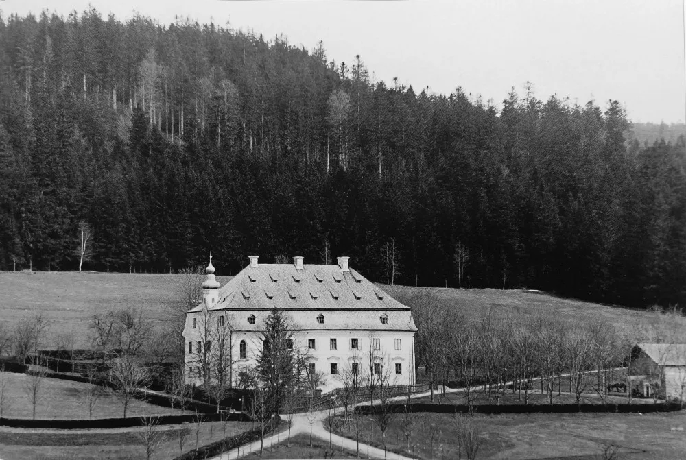 Ikonický šumavský zámek Debrník nekompromisně odstřelila armáda těsně před koncem roku 1989