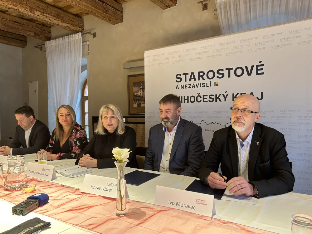 Poslanec Viktor Vojtko, poslankyně Pavla Pivoňka Vaňková, starostka Vimperku Jaroslava Martanová, starosta Pištína Jaroslav Havel (všichni STAN) a zastupitel Ivo Moravec (HOPB).