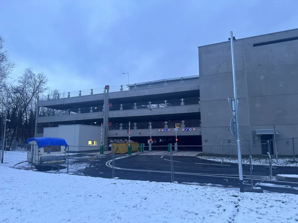 První hodina v Parkovacím domě Stromovka bude zdarma. Maximálně lidé zaplatí sto korun za den
