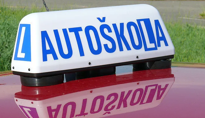 Autoškoly v březnu zařadí novou sadu otázek, zaměří se na novinky