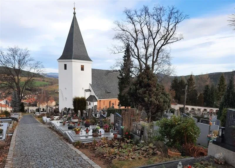 Prachatice příští rok upraví část hřbitova, vjezd ze silnice je nebezpečný