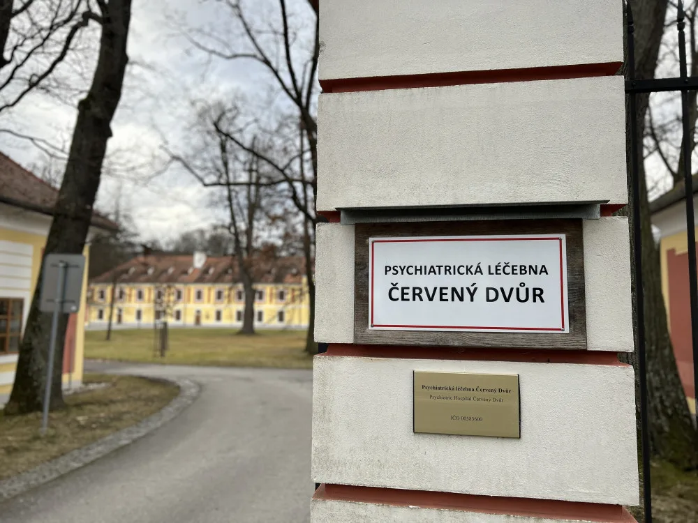 Vstup do Psychiatrické léčebny Červený Dvůr.
