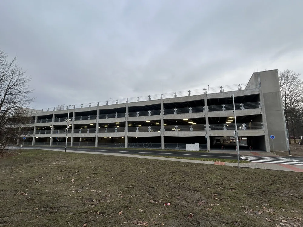 Parkovací dům Stromovka od zítřka využijí řidič. Nabídne téměř 500 míst