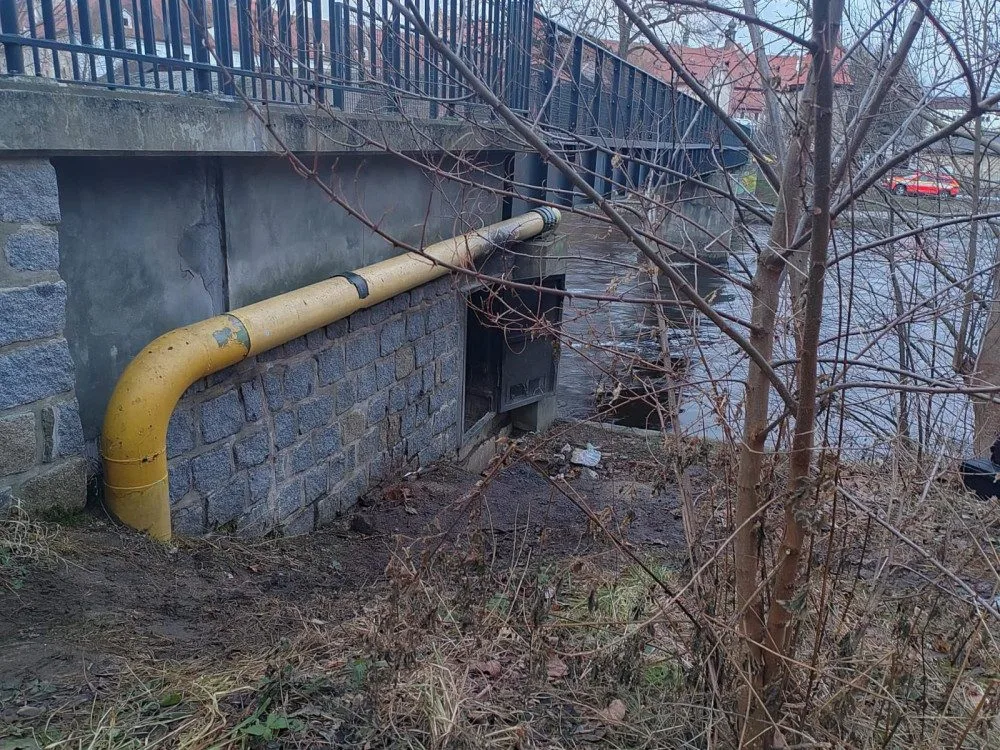 Tři muži umlátili svého kamaráda. Vše pak chtěli zamaskovat požárem