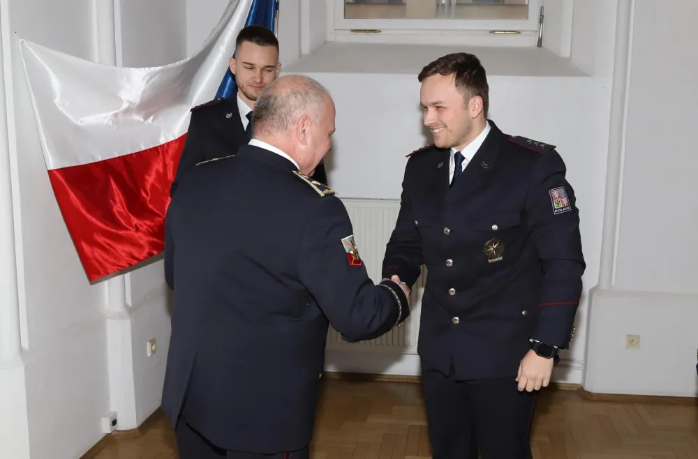 Masivní krvácení a ztráta životních funkcí. Čtveřice policistů si převzala ocenění za záchranu života