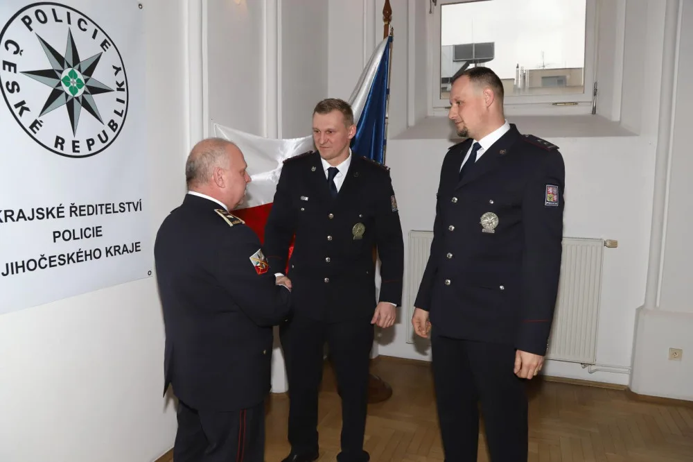 Masivní krvácení a ztráta životních funkcí. Čtveřice policistů si převzala ocenění za záchranu života