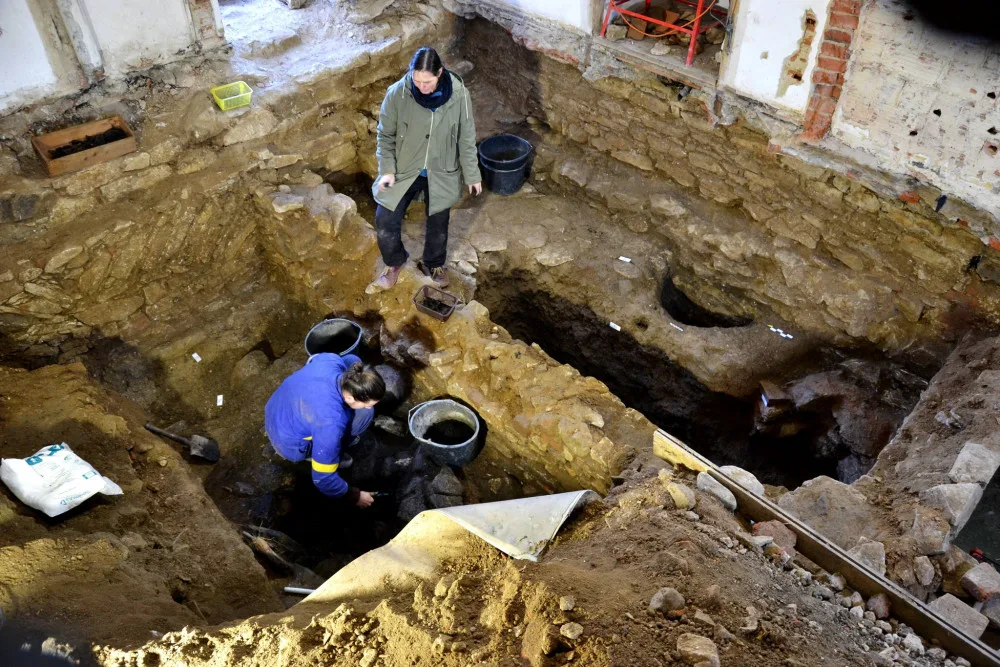 Archeologický průzkum u tvrze ve Volyni odhalil středověkou pec