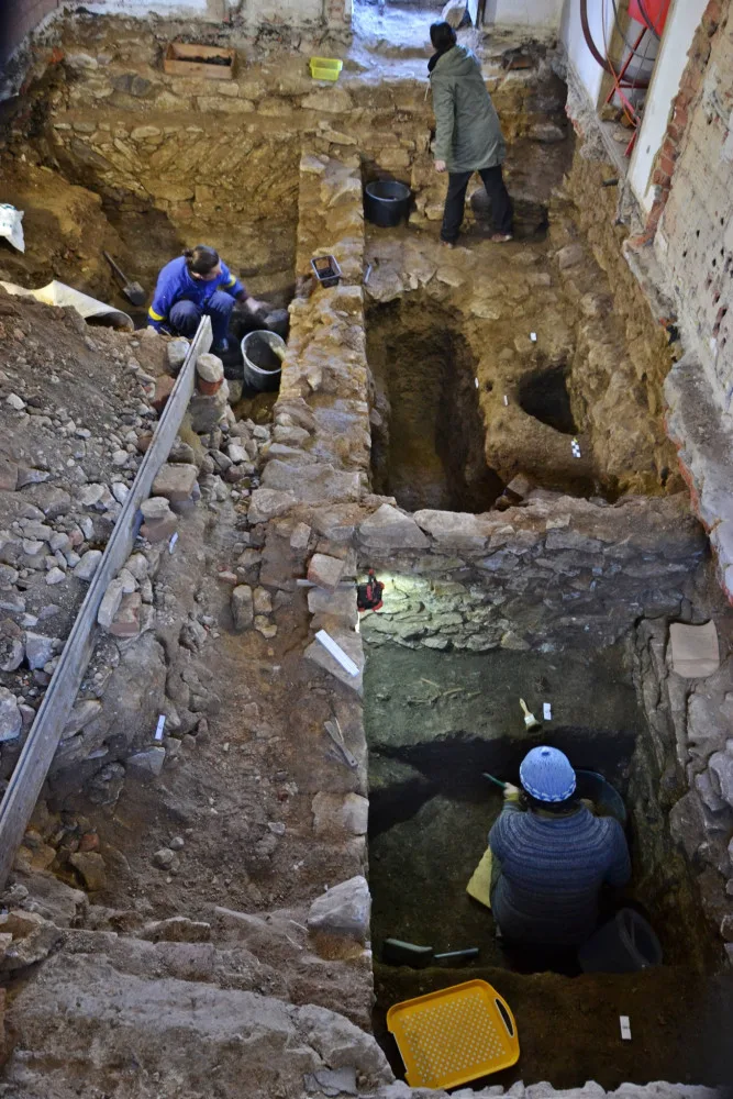 Archeologický průzkum u tvrze ve Volyni odhalil středověkou pec