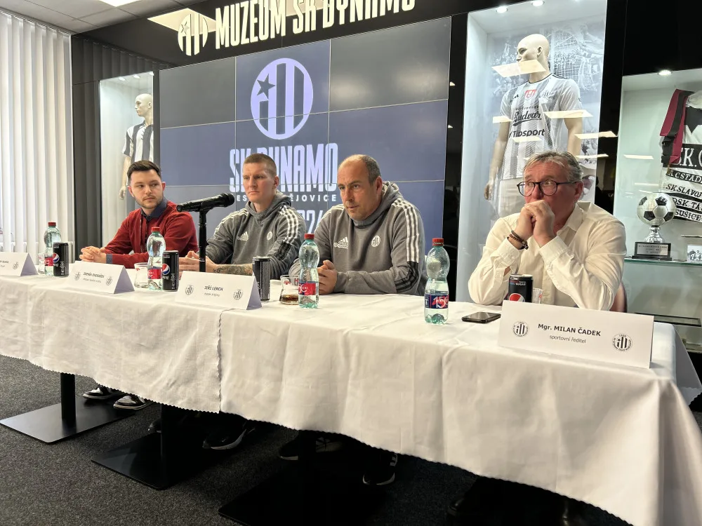 Zleva: Mluvčí Dynama Václav Kucul, útočník Zdeněk Ondrášek, trenér Jiří Lerch a sportovní ředitel Milan Čadek.