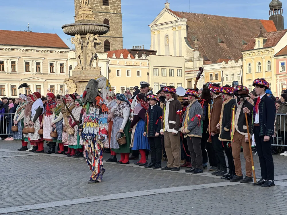 Náměstí obsadili koledníci s tradiční masopustní koledou