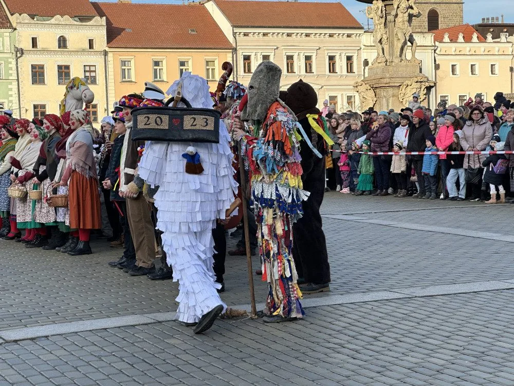 Náměstí obsadili koledníci s tradiční masopustní koledou