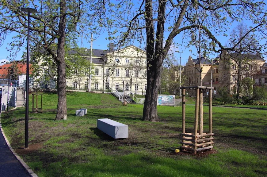 Na hřiště v parku Dukelská si musí lidé ještě počkat. Město vypisuje nové výběrové řízení