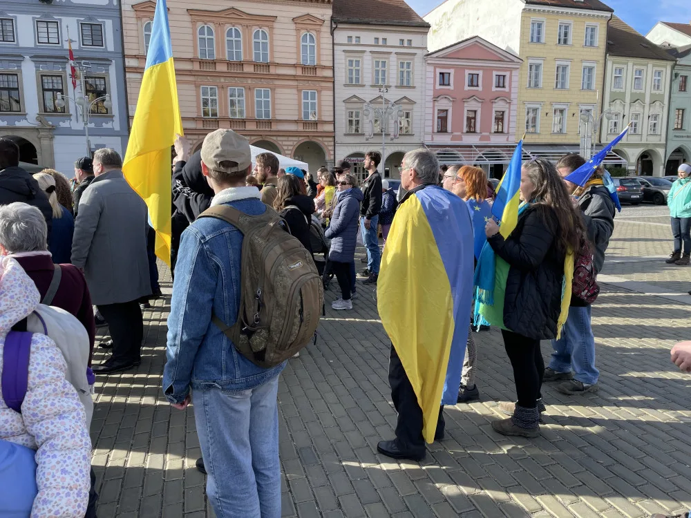Na budějickém náměstí uctili lidé památku obětí konfliktu na Ukrajině. Na akci dorazily desítky lidí