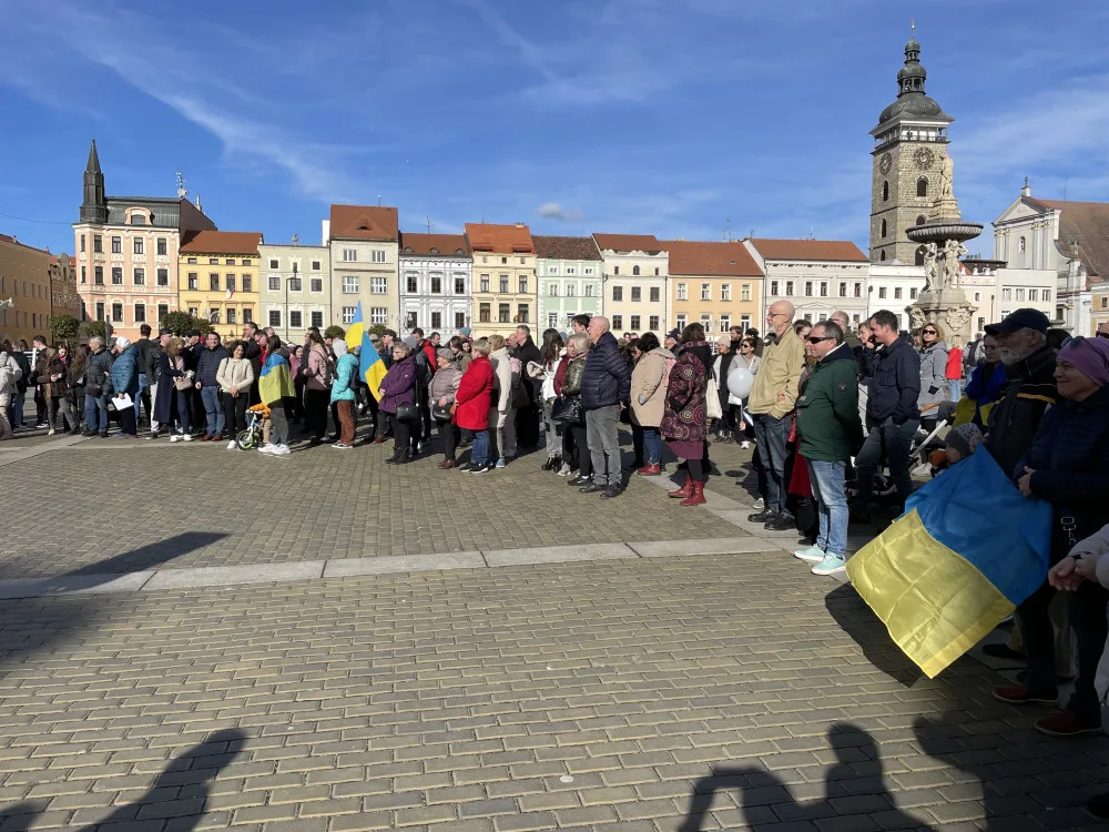 Na budějickém náměstí uctili lidé památku obětí konfliktu na Ukrajině. Na akci dorazily desítky lidí