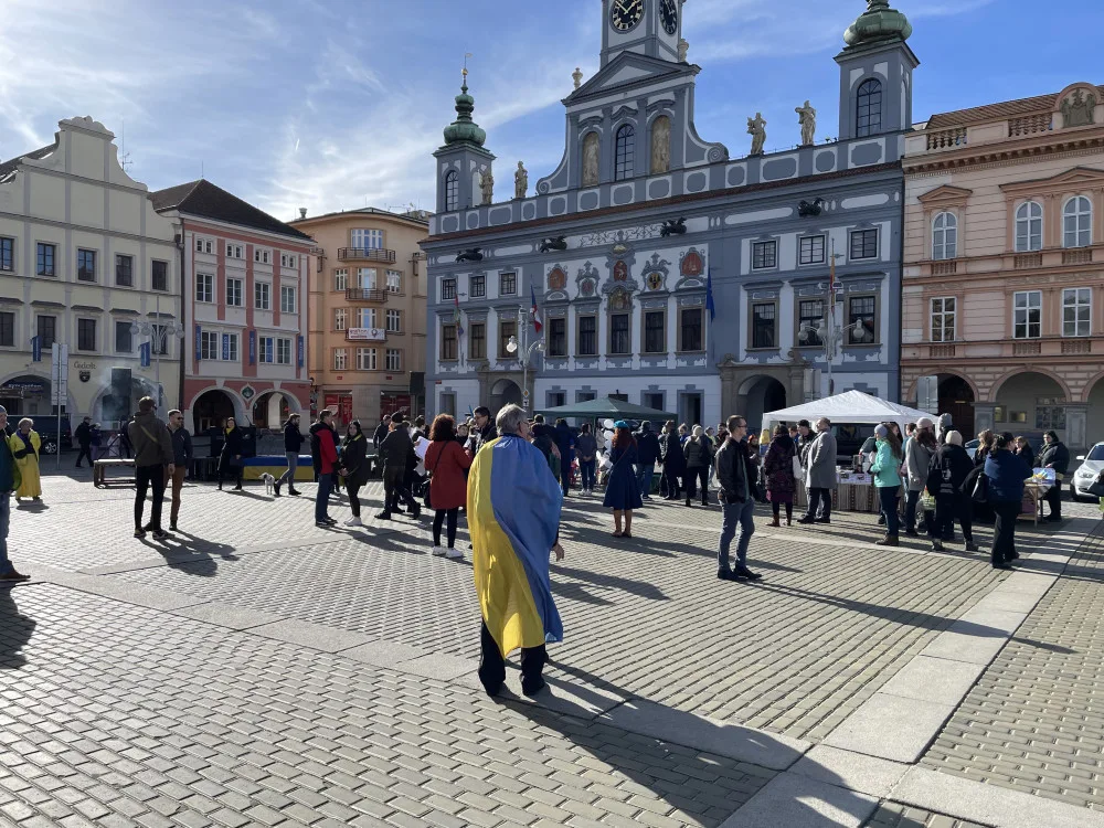 Na budějickém náměstí uctili lidé památku obětí konfliktu na Ukrajině. Na akci dorazily desítky lidí