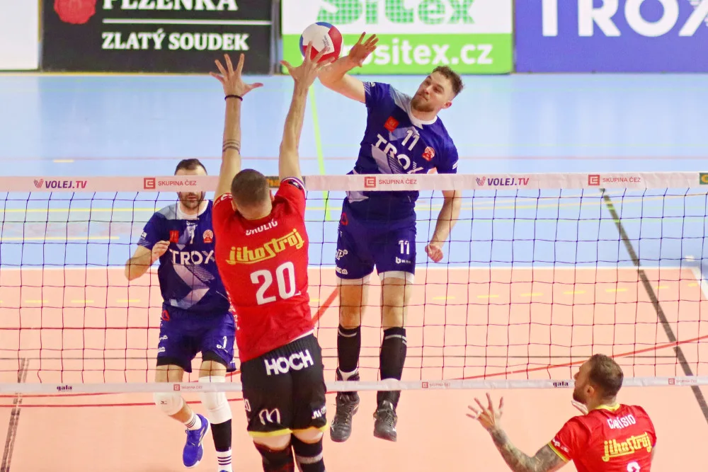 Jihostroj vyhrál v Příbrami a zůstává ve hře o třetí místo