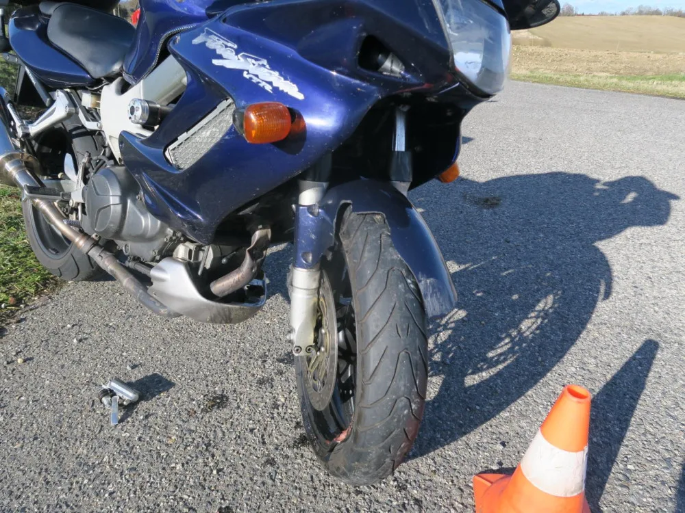 Jarní počasí v sobotu vylákalo ven motocyklisty. Policisté však varují před zrádnými podmínkami na cestách