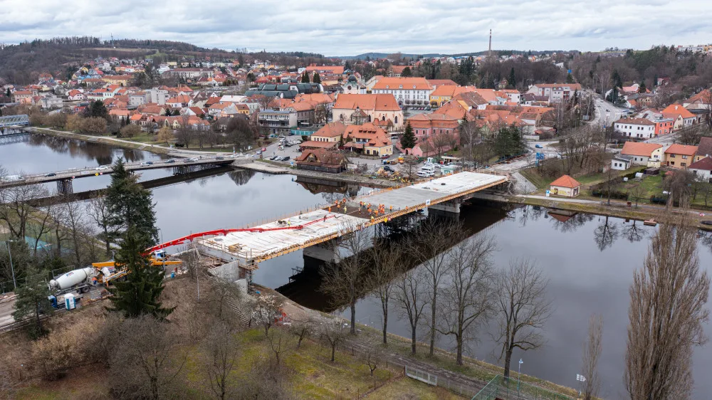 FOTOGALERIE: V Týně nad Vltavou pokračuje výstavba mostu přes Vltavu