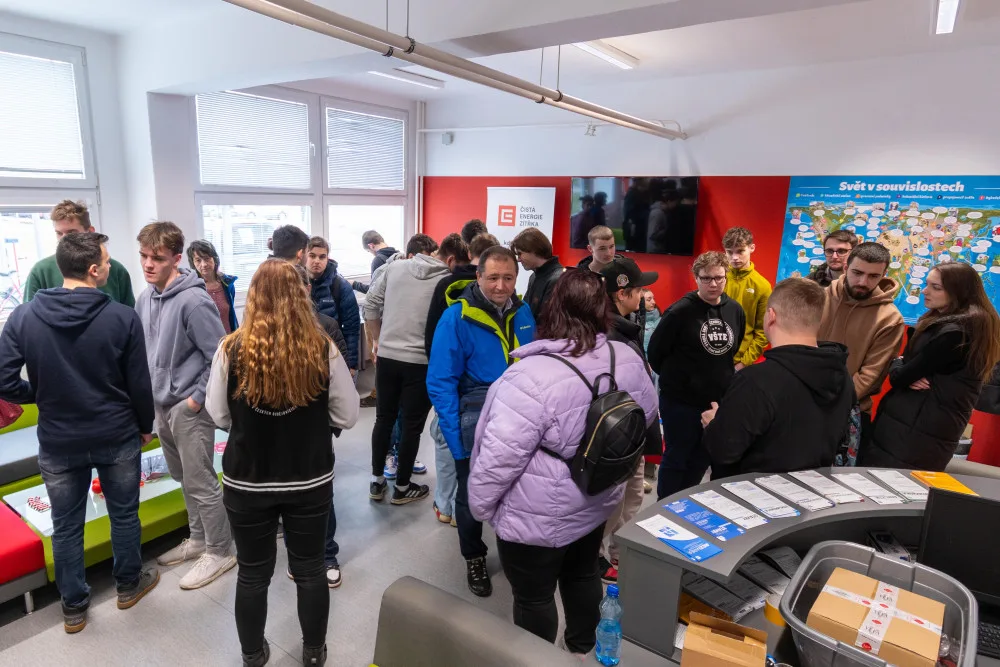 Lepší na vlastní oči než jen online, říkají maturanti. Na VŠTE zamíří i ve středu