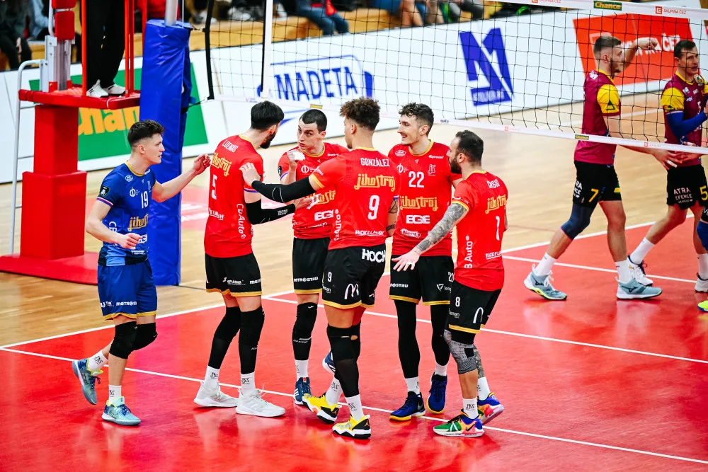 Jihostroj ve slavnostním duelu smetl Duklu 3:0 a play-off začne doma