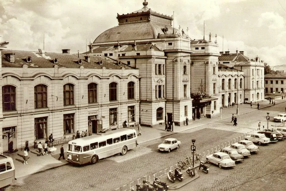 Nádraží před rokem 1971.