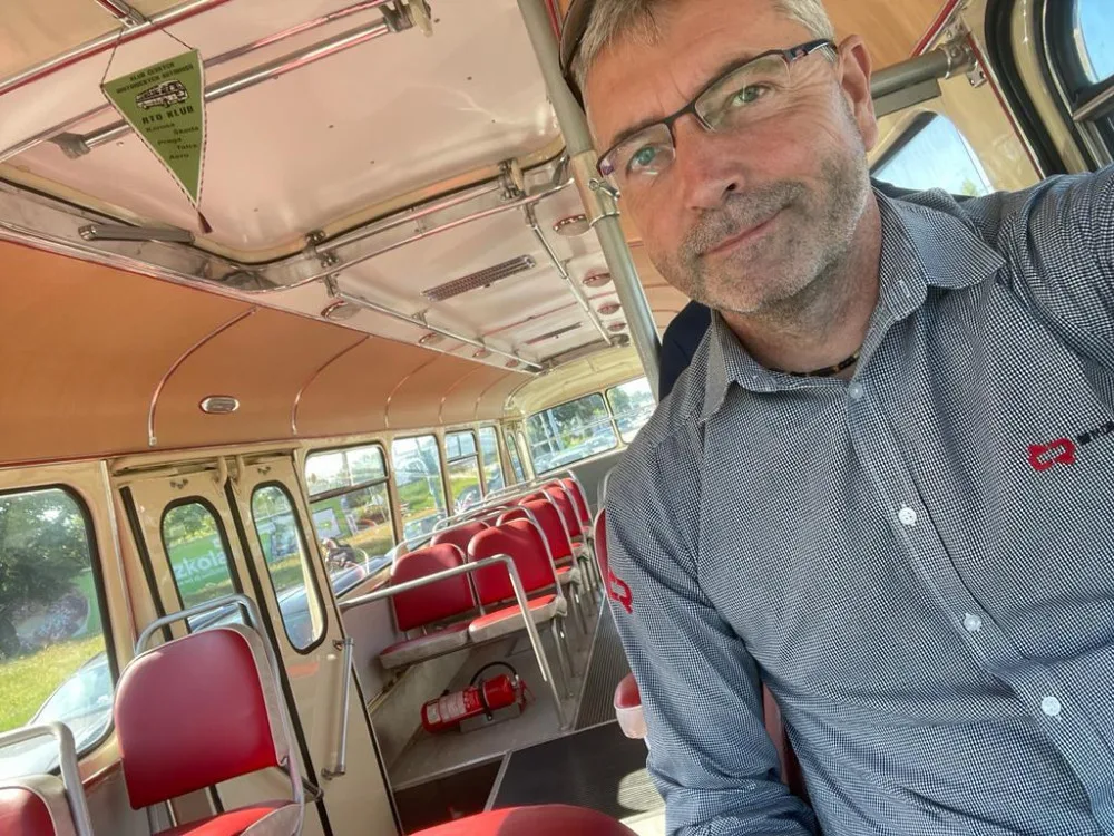 Moje práce je vypravovat autobusy, které se bezpečně vrátí, říká Miloslav Madarasz