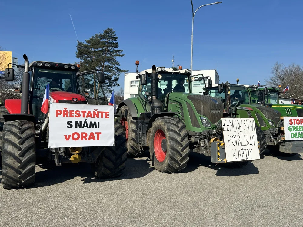 Jihočeští zemědělci opět protestují. Traktory blokují hraniční přechod