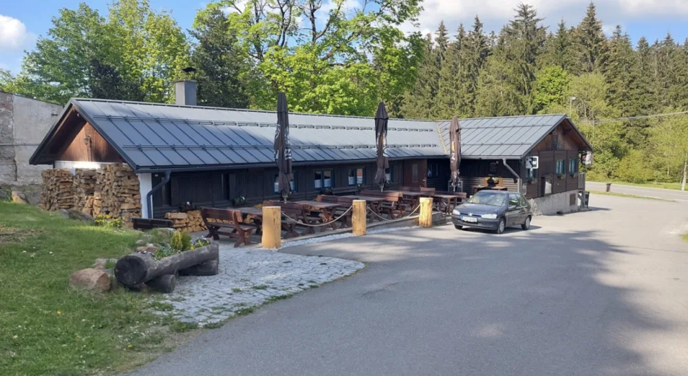Šumavská obec nabízí restauraci u sjezdovky. Denně kolem projedou čtyři tisíce aut
