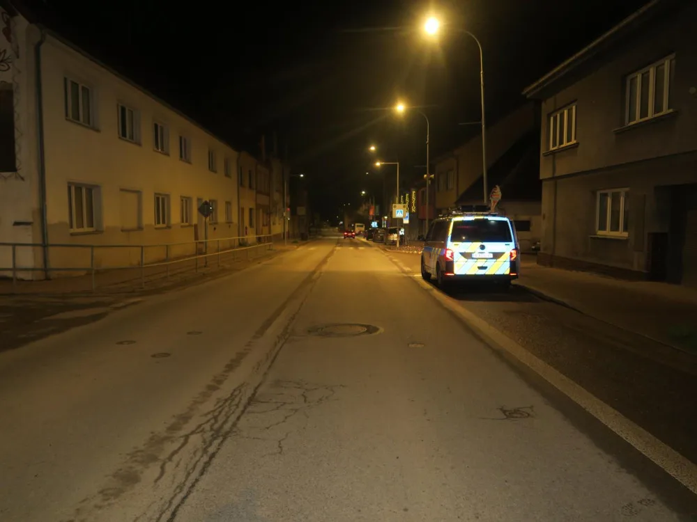Neznámý řidič srazil na přechodu dva nezletilé a ujel. Pátrá po něm policie