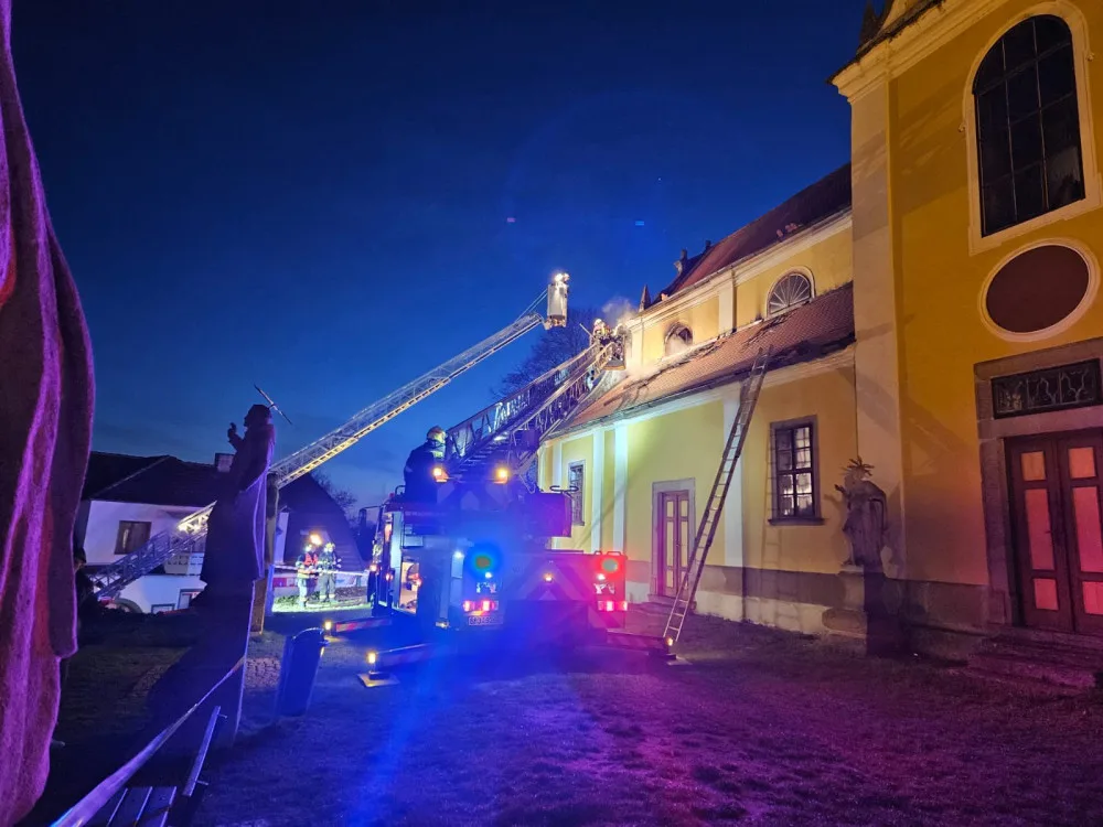Na jihu Čech hoří kostel. Hasiči před ohněm zachraňovali cennosti