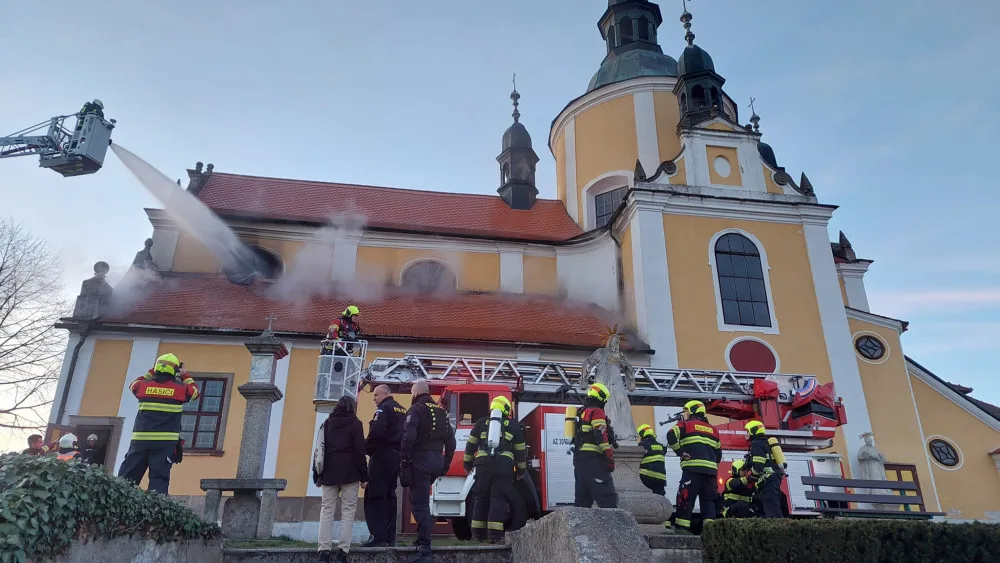 Chlum u Třeboně truchlí po požáru kostela. Farnost poděkovala hasičům. Foto: Jitka Bednářová