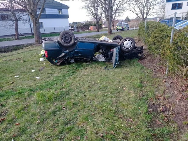 Po nárazu do stromu zemřela dnes ráno na Táborsku žena