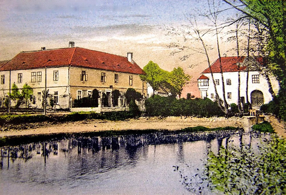 Remlovy Dvory, na jejichž prostoru stojí sídliště Vltava. Různé lokalty s názvem Dvory jsou pro okolí města národopisnou specialitou.