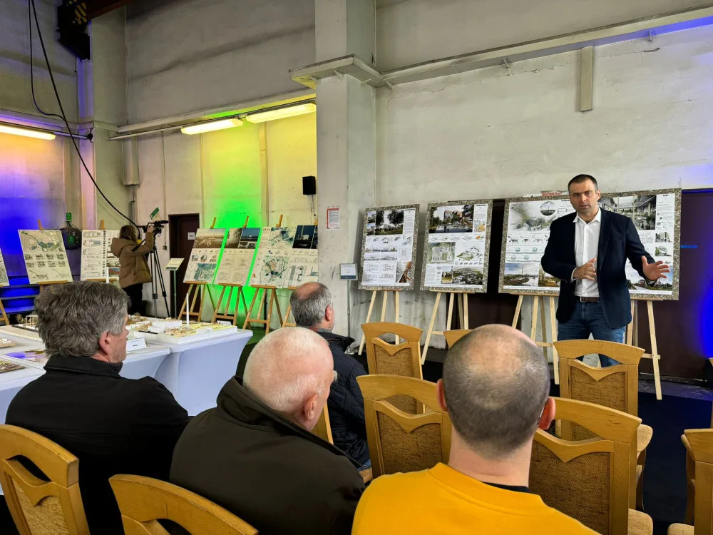 Vernisáž výstavy. Na fotografii je Václav Král, předseda správní rady společnosti ZEVO Vráto, která je vyhlašovatelem soutěže.