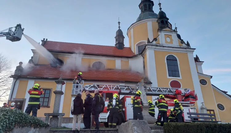 Chlum u Třeboně pořádá veřejnou sbírku na obnovu kostela, který zachvátil požár
