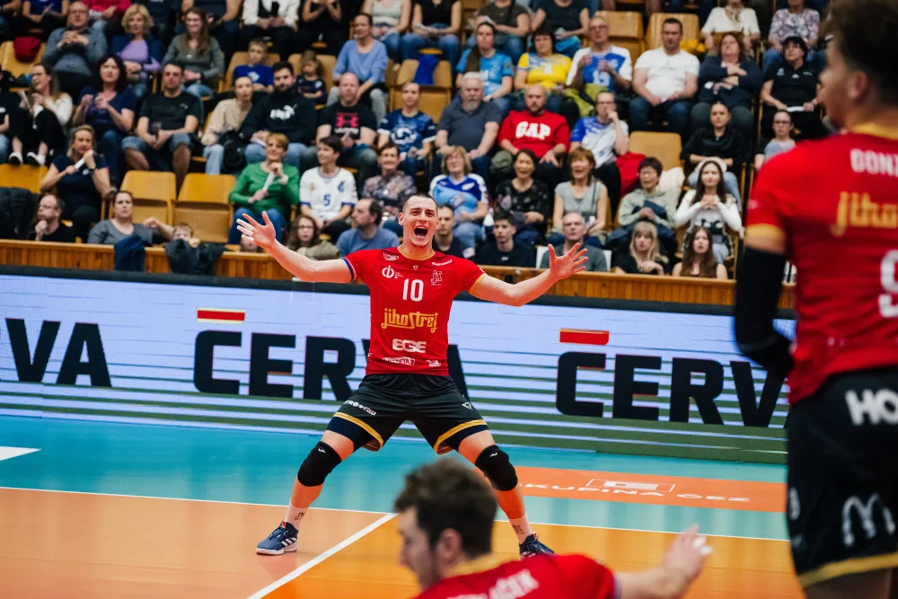 Jihostroj smetl Kladno a udělal první krok do finále