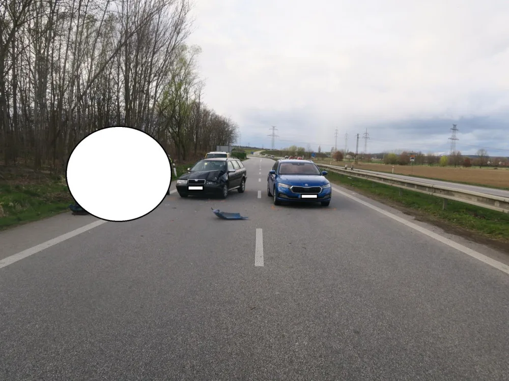 Žena vjela do protisměru a způsobila nehodu. Dva lidé se zranili