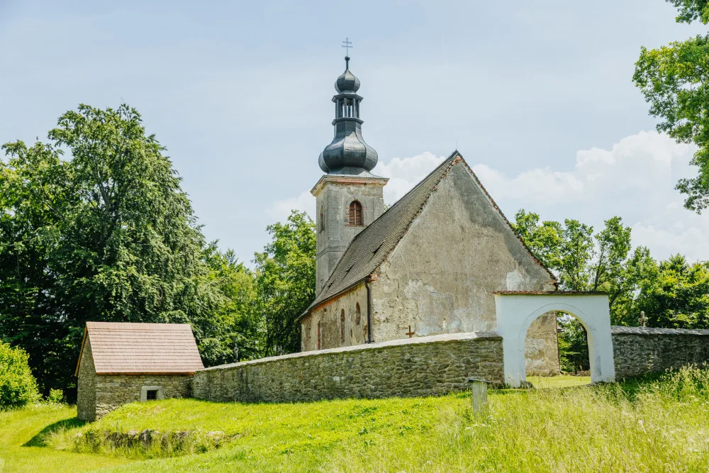 Do roku 1945 tam zněla pouze němčina. Lidé chtějí opravit fasádu kostela v Klení