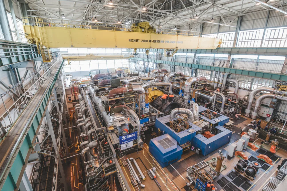 Vedle výměny paliva zkontrolují technici řadu zařízení, například turbínu.