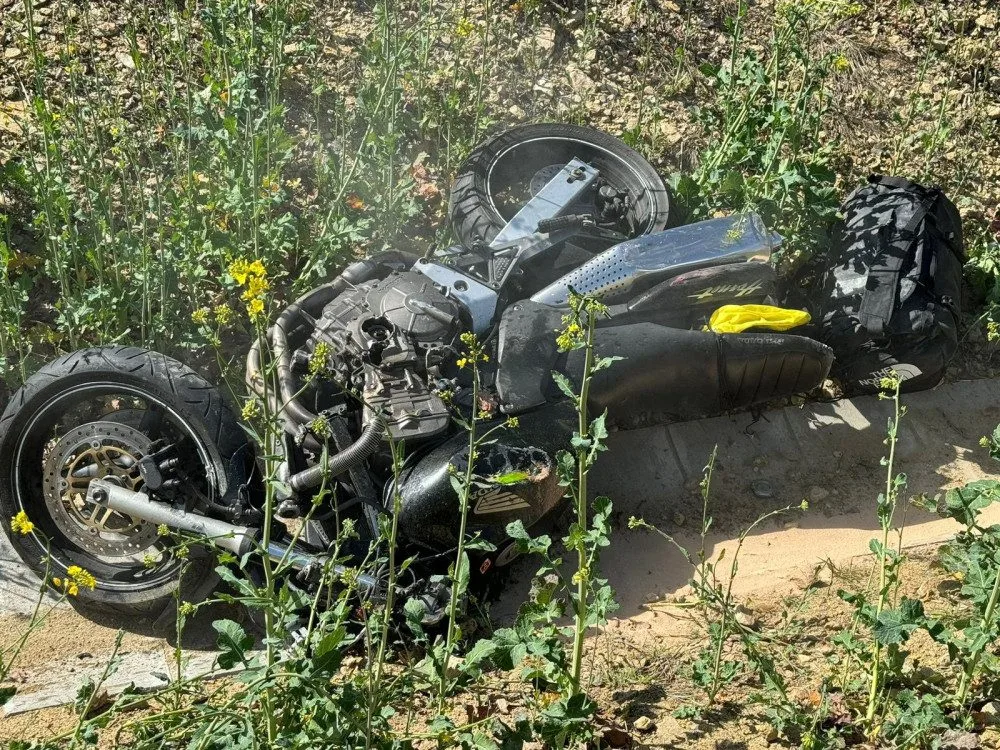 Motorkář havaroval a přeletěl přes řidítka. Vrtulník ho transportoval do nemocnice