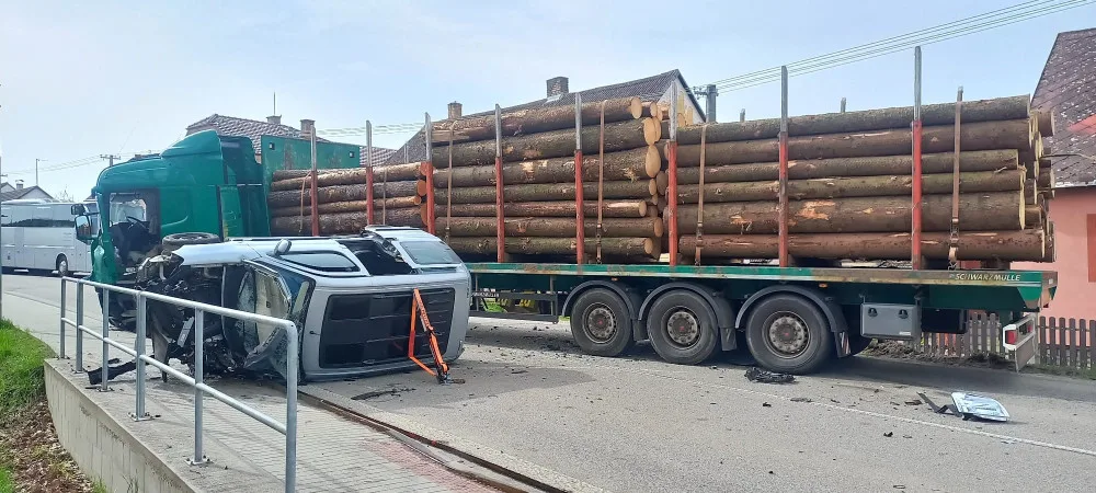 Kamion převážející dřevo se střetl s automobilem. Jeden člověk skončil v nemocnici