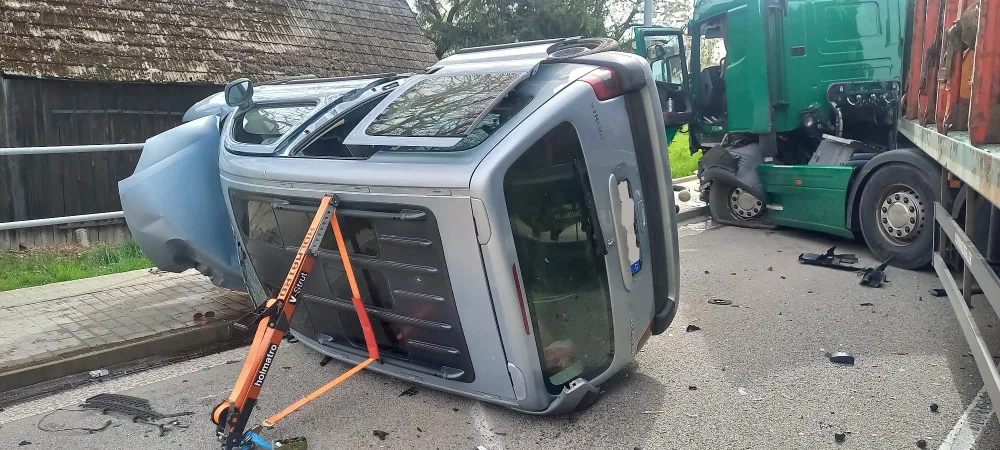 Kamion převážející dřevo se střetl s automobilem. Jeden člověk skončil v nemocnici