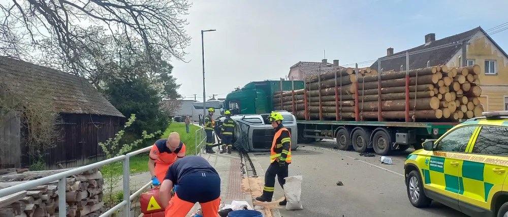 Kamion převážející dřevo se střetl s automobilem. Jeden člověk skončil v nemocnici