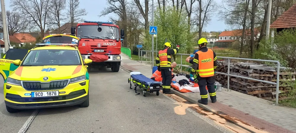 Kamion převážející dřevo se střetl s automobilem. Jeden člověk skončil v nemocnici